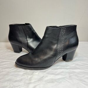Vionic Georgia black leather studded ankle boots with arch support size 7.5